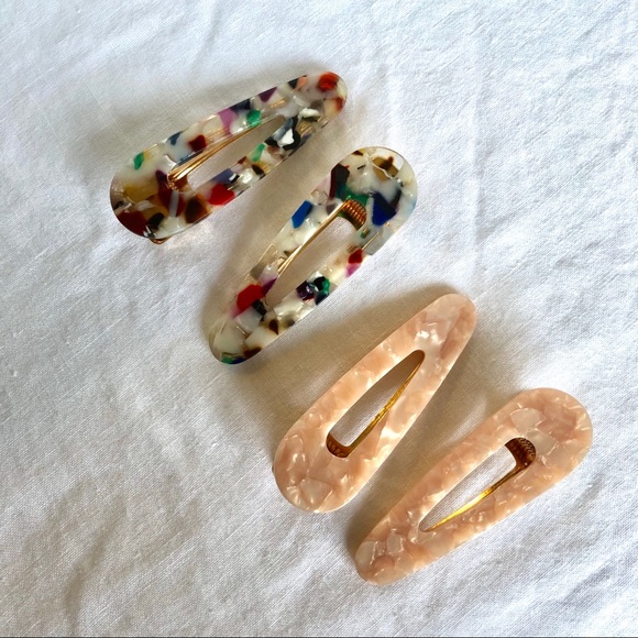 4pcs of Acrylic Hair Clips - Picture 1 of 3